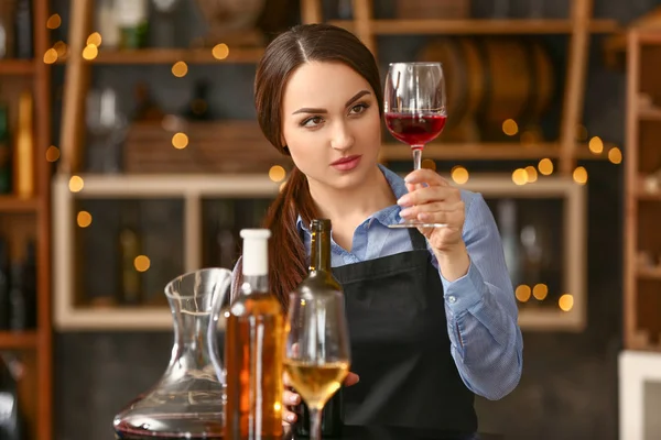 Female sommelier working in wine cellar — Stock Photo, Image