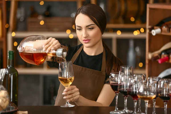 Female sommelier working in wine cellar — Stock Photo, Image