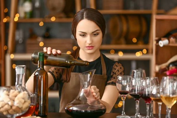 Female sommelier working in wine cellar — Stock Photo, Image