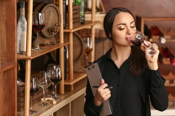 Female sommelier working in wine cellar — Stock Photo, Image