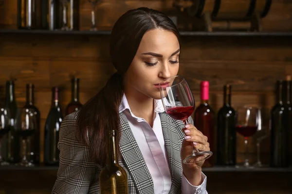Kvinnlig sommelier som arbetar i vinkällare — Stockfoto
