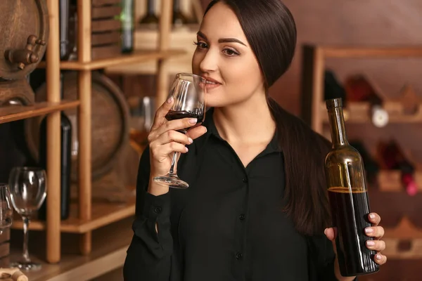 Female sommelier working in wine cellar — Stock Photo, Image