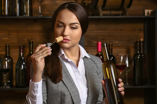 Şarap mahzeninde çalışan kadın Sommelier — Stok fotoğraf