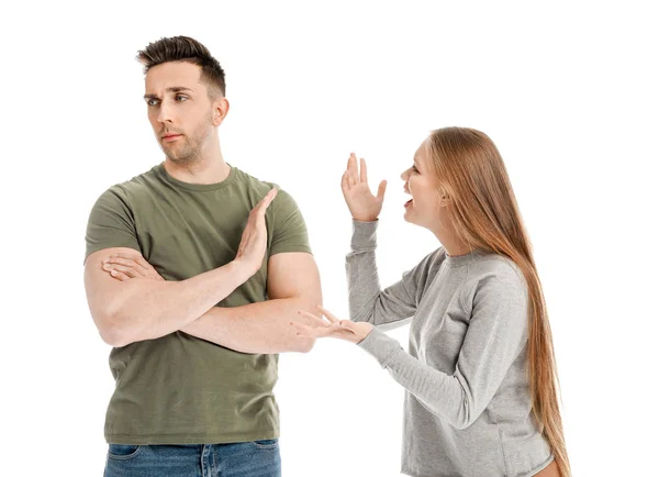 Giovane coppia litigando su sfondo bianco — Foto Stock