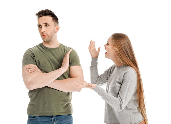 Молодая ссорящаяся пара на белом фоне
