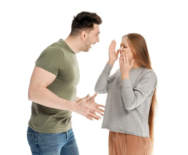 Giovane coppia litigando su sfondo bianco — Foto Stock