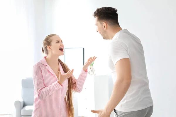 Junges Paar streitet im Schlafzimmer — Stockfoto