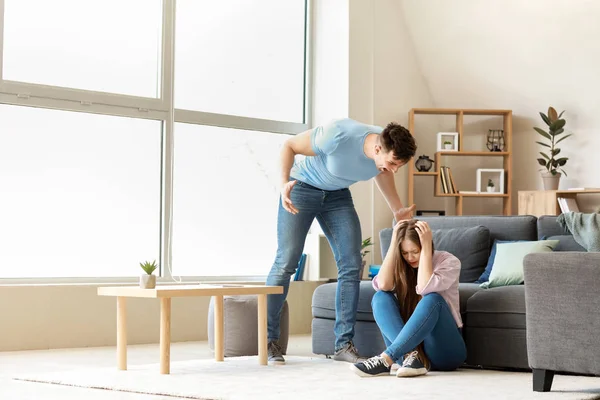 Young quarrelling couple at home — Stock Photo, Image