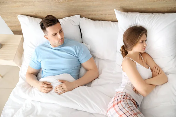 Jeune couple après querelle couché dans le lit — Photo