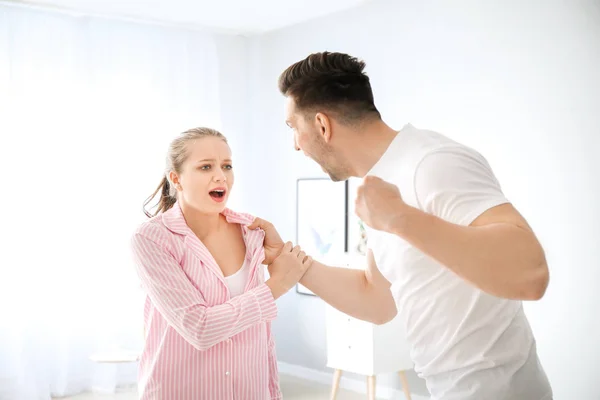 Pareja joven peleando en el dormitorio —  Fotos de Stock