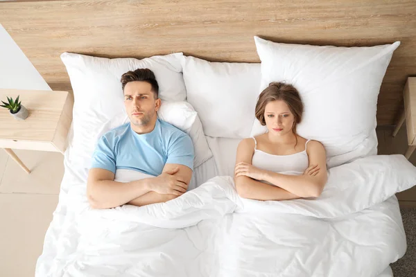 Pasangan muda setelah bertengkar berbaring di tempat tidur — Stok Foto