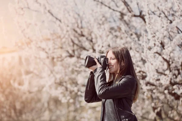 Beautiful female photographer working outdoors — Stock Photo, Image