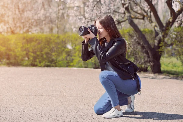 Belle photographe féminine travaillant à l'extérieur — Photo