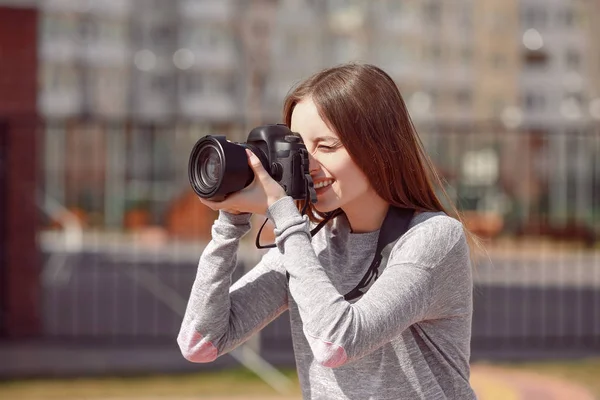 Vacker kvinnlig fotograf arbetar utomhus — Stockfoto