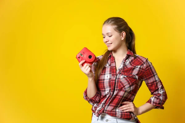 Mladý ženský fotograf na pozadí barev — Stock fotografie