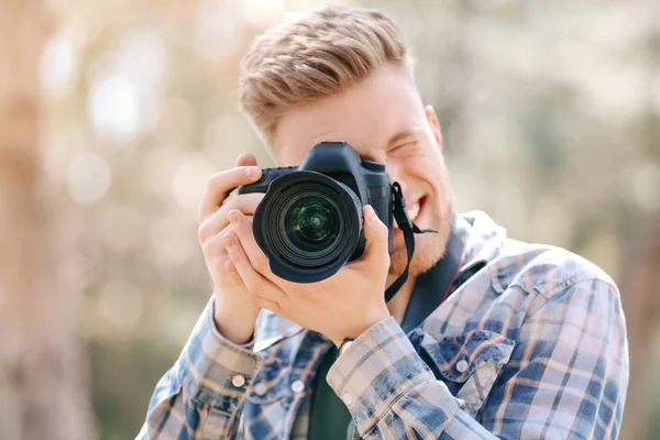 Przystojny mężczyzna fotograf pracujący na dworze — Zdjęcie stockowe