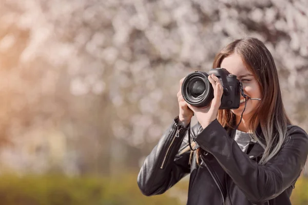 Vacker kvinnlig fotograf arbetar utomhus — Stockfoto