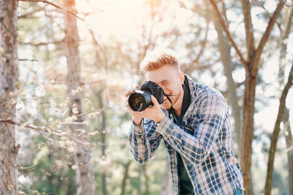 Pohledný mužský fotograf pracující venku — Stock fotografie