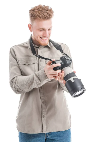 Jonge mannelijke fotograaf op witte achtergrond — Stockfoto
