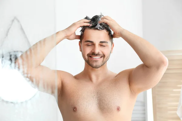 Όμορφος άνθρωπος πλύσιμο των μαλλιών στο μπάνιο — Φωτογραφία Αρχείου