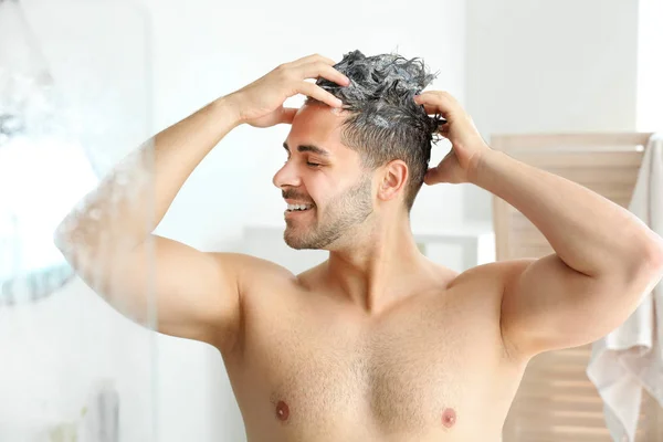 Yakışıklı adam banyoda saç yıkama — Stok fotoğraf