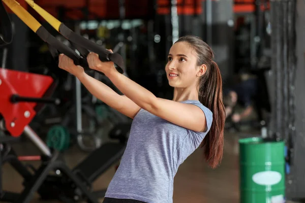 Sporty young woman training in gym — Stock Photo, Image