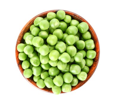 Beyaz arka planda taze bezelyeli kase.