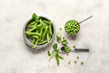 Gri arka planda lezzetli taze bezelye