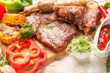 Masada sebze ve sos ile lezzetli ızgara et