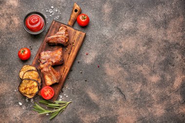 Gri arka planda lezzetli ızgara et ile Kurulu