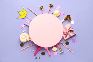 Renk arka planda Doğum günü dekoru olan boş tebrik kartı