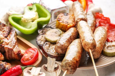 Masada sosis ve sebze ile lezzetli ızgara et