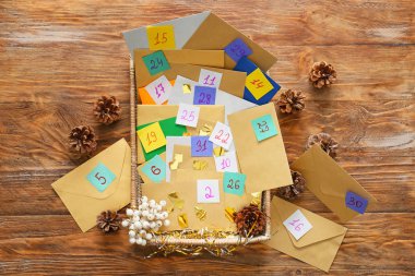 Ahşap arka planda Yaratıcı Noel takvimi