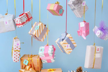 Renkli arka planda hediye kutuları ile Yaratıcı Noel takvimi