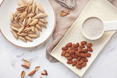 Beyaz masada badem ve un ile kompozisyon