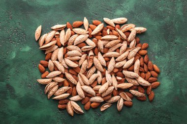 Renk arka plan üzerinde birçok badem