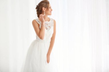 Pencereyakınında güzel genç gelin