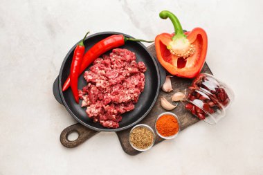 Hafif arka planda biber con carne için Malzemeler