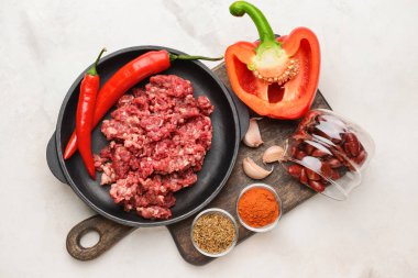 Hafif arka planda biber con carne için Malzemeler