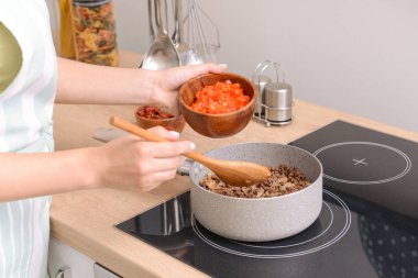 Mutfakta geleneksel Chili con Carne pişirme kadın