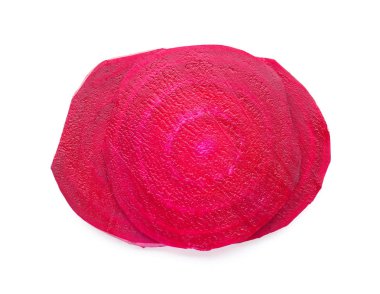 Beyaz arka plan üzerinde taze pancar dilimleri