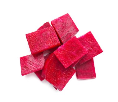 Beyaz arka plan üzerinde taze pancar parçaları