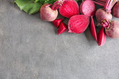 Gri arka planda taze pancar