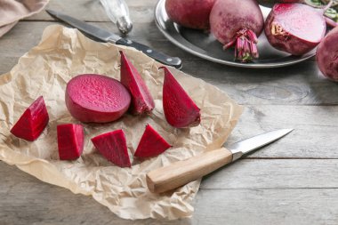 Ahşap masada bıçaklı taze pancar