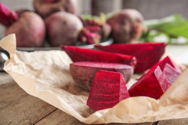 Parşömen üzerinde taze ham pancar