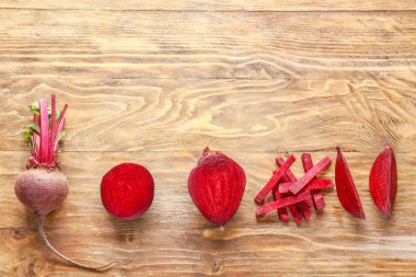 Ahşap arka planda taze ham pancar