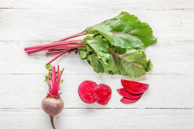 Beyaz ahşap arka planda taze ham pancar