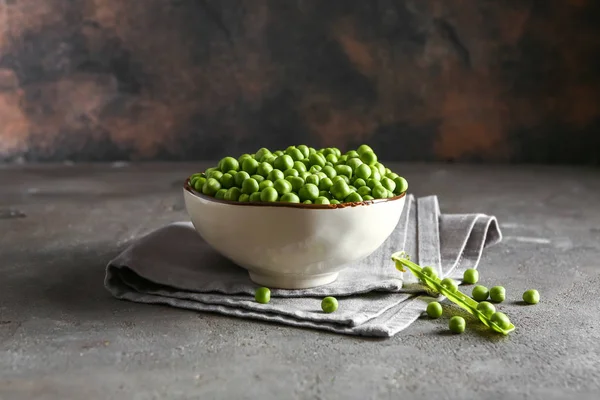 Kom met lekkere verse erwten op een grijze tafel — Stockfoto