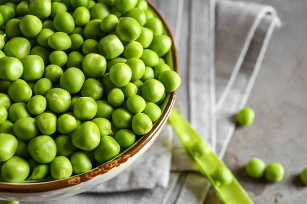 Cuenco con sabrosos guisantes frescos en la mesa, primer plano — Foto de Stock