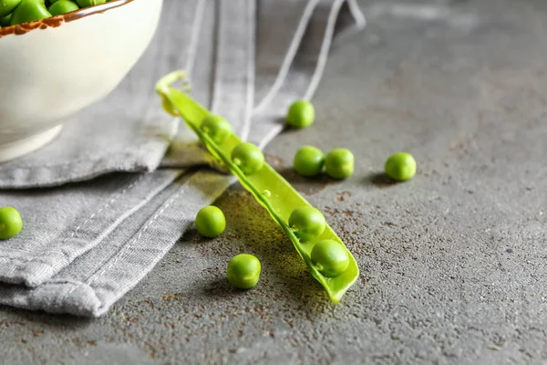 Tasty fresh peas on grunge background — Stock Photo, Image